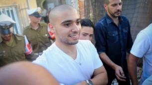 الجندي الإسرائيلي السابق ايلور عزاريا، المدان بالقتل غير المعد لإجهازه على منفذ هجوم فلسطيني مصاب، يصل إلى مقر الجيش في تل ابيب، 30 يوليو 2017 (Flash90) الجندي الإسرائيلي السابق ايلور عزاريا، المدان بالقتل غير المعد لإجهازه على منفذ هجوم فلسطيني مصاب، يصل إلى مقر الجيش في تل ابيب، 30 يوليو 2017 (Flash90)