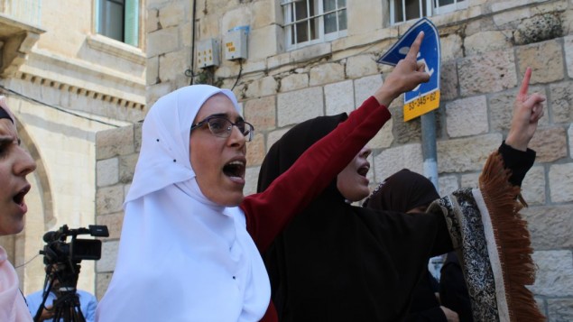 نساء مسلمات خلال الاحتجاجات على اجراءات امنية اسرائيلية في باب الاسباط في القدس القديمة، 25 يوليو 2017 (Raoul Wootliff/Times of Israel)