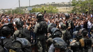 قوات الأمن الإسرائيلية تقف أمام المصلين المسلمين الفلسطينيين خارج بوابة الأسباط، 21 يوليو / تموز 2017.  (Judah Ari Gross/Times of Israel)