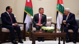 على هامش قمة الجامعة العربية في 29 مارس، 2017، رئيس السلطة الفلسطينية محمود عباس (من اليمين) يلتقي بالملك الأردني عبد الله الثاني (وسط الصورة) والرئيس المصري عبد الفتاح السيسي. (Wafa/Thaer Ghnaim)
