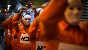 رجال مطلقون يحتجون على حقوق الرجال في الطلاق خلال سلسلة محاضرات  في سوق يهودا في القدس، 5 يونيو / حزيران 2017. (Hadas Parush/Flash90)