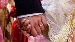 صورة توضيحية: عروس تمسك بيد عريسها في حفل زواج إسلامي في المغرب. (iStock photo/Getty images)