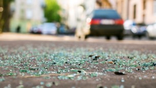 صورة توضيحية لشظايا زجاج على الشارع بعد حادث سير (Berezko, IStock Getty Images)