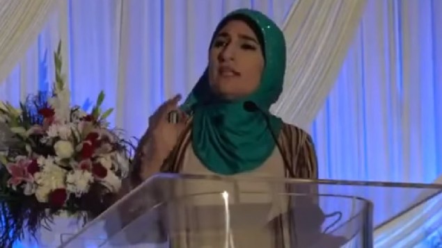 الناشطة الفلسطينية الامريكية ليندا صرصور خلال مؤتمر ’المجتمع الإسلامي في امريكا الشمالية’ في شيكاغو، يوليو 2017 (Screenshot)