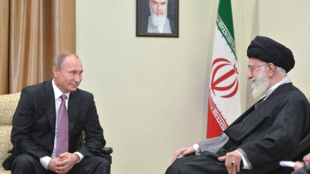 الرئيس الروسي فلاديمير بوتين (من اليسار) يلتقي بالمرشد الأعلى الإيراني آية الله علي خامنئي في طهران، 23 نوفمبر، 2015. (AFP/Sputnik/Alexei Druzhinin)