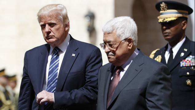 رئيس السلطة الفلسطينية محمود عباس يرحب بالرئيس الامريكى دونالد ترامب فى قصر الرئاسة في مدينة بيت لحم بالضفة الغربية فى 23 مايو عام 2017. (Thomas COEX / AFP)