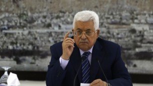 رئيس السلطة الفلسطينية محمود عباس خلال اجتماع للقيادة الفلسطينية في مدينة رام الله بالضفة الغربية في 25 يوليو 2017. ( AFP/ABBAS MOMANI)
