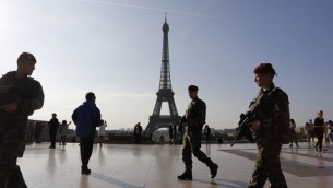 صورة توضيحية: جنود فرنسيون امام برج ايفل في العاصمة الفرنسية باريس، 23 ابريل 2017 (LUDOVIC MARIN / AFP)