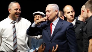 رئيس الوزراء بنيامين نتنياهو خلال مظاهرة لاعضاء حزب الليكود وناشطين لدعمه في وجه تحقيقات الفساد ضده، في تل ابيب، 9 اغسطس 2017 (AFP/Jack GUEZ)