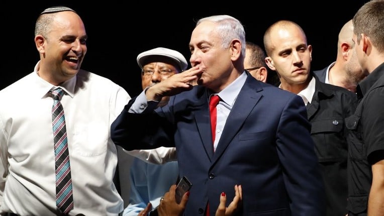 رئيس الوزراء بنيامين نتنياهو خلال مظاهرة لاعضاء حزب الليكود وناشطين لدعمه في وجه تحقيقات الفساد ضده، في تل ابيب، 9 اغسطس 2017 (AFP/Jack GUEZ) رئيس الوزراء بنيامين نتنياهو خلال مظاهرة لاعضاء حزب الليكود وناشطين لدعمه في وجه تحقيقات الفساد ضده، في تل ابيب، 9 اغسطس 2017 (AFP/Jack GUEZ)