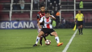 لاعبين من فريقي ’فلامينغو’ البرازيلي، و’باليستينو’ التشيلي خلال مباراة في ريو، 9 اغسطس 2017 (AFP Photo/Apu Gomes)