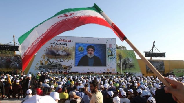 انصار تنظيم حزب الله اللبناني يشاهدون خطاب لأمين عام التنظيم، حسن نصرالله، في الذكرى الحادية عشر لانتهاء حرب عام 2006 مع اسرائيل، في بلدة خيام في جنوب لبنان، 13 اغسطس 2017 (AFP/Mahmoud ZAYYAT)