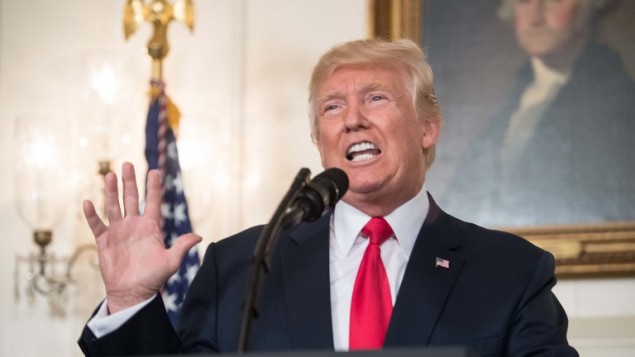 الرئيس الأمريكي دونالد ترامب يدلي ببيان في الغرفة الدبلوماسية في البيت الأبيض في واشنطن العاصمة يوم 14 أغسطس 2017. (AFP Photo/Nicholas Kamm) الرئيس الأمريكي دونالد ترامب يدلي ببيان في الغرفة الدبلوماسية في البيت الأبيض في واشنطن العاصمة يوم 14 أغسطس 2017. (AFP Photo/Nicholas Kamm)