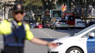الشرطة تغلق شارع بعد هجوم دهس في برشلونة، 17 اغسطس 2017 (PAU BARRENA / AFP)