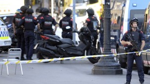 عناصر الشرطة الاسبانية في ساحة هجوم دهس وقع في برشلونة، 17 اغسطس 2017 (JOSEP LAGO / AFP)