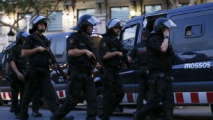 عناصر الشرطة الاسبانية في ساحة هجوم دهس وقع في برشلونة، 17 اغسطس 2017 (PAU BARRENA / AFP)