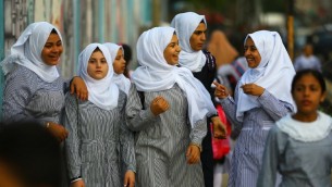 صورة توضيحية، تلميذات فلسطينية بطريقهن الى اول يوم في السنة الدراسية في مدرسة تابعة للأمم المتحدة في مخيم الشاطئ في قطاع غزة، 23 اغسطس 2017 (AFP/ MOHAMMED ABED)