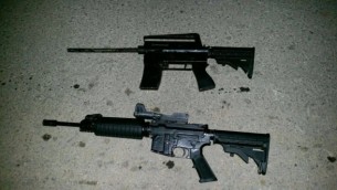 بندقية  M16 وسلاح محلي الصنع عثر عليهما  الجيش الإسرائيلي في مداهمات في الضفة الغربية، 28 أغسطس، 2017. (IDF Spokesperson)