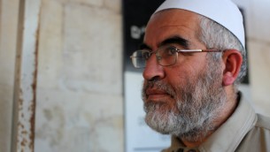 الشيخ رائد صلاح، رئيس الفرع الشمالي للحركة الإسلامية في إسرائيل، يصل إلى المحكمة في القدس، 5 نوفمبر، 2009. (Kobi Gideon / FLASH90)