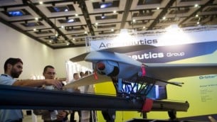طائرة مسيرة تكتيكية صغيرة من طراز ORBITER 3 معروضة في مؤتمر UVID 2014، في ’ايربورت سيتي’، إسرائيل، 17 سبتمبر، 2014. (صزرة توضيحية:  Miriam Alster/Flash90)