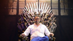 عضو الكنيست أورن حزان يجلس على نموذج للعرش الحديدي من المسلسل التلفزيوني Game of Thrones خلال عرض في تل أبيب، 5 أبريل، 2015. (Tomer Neuberg/Flash90)