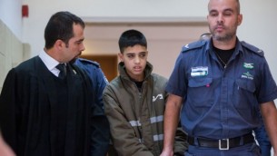 الفتى الفلسطيني أحمد مناصرة (وسط الصورة) في المحكمة المركزية في القدس، 25 سبتمبر، 2015. (Yonatan Sindel/Flash90)