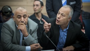 عضو الكنيست عبد الله ابو معروف يشارك في جلسة للجنة مكانة النساء والمساواة في الكنيست، 13 ديسمبر 2016 (Yonatan Sindel/Flash90)
