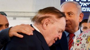 الملياردير الامريكي اليهودي شلدون ادلسون مع رئيس الوزراء بنيامين نتنياهو في جامعة ارئيل في الضفة الغربية، 28 يونيو 2017 (Ben Dori/Flash90)