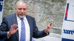 وزير الدفاع أفيغدور ليبرمان يترأس جلسة لحزب ’إسرائيل بيتنا’ في الكنيست، 10 يوليو، 2017. (Yonatan Sindel/Flash90)