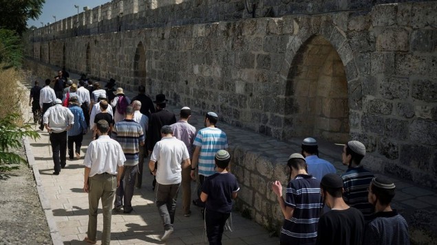 الشرطة ترافق مجموعة من اليهود المتدينين في الحرم القدسي في البلدة القديمة في القدس في 18 يوليو 2017. (Hadas Parush/Flash90) الشرطة ترافق مجموعة من اليهود المتدينين في الحرم القدسي في البلدة القديمة في القدس في 18 يوليو 2017. (Hadas Parush/Flash90)