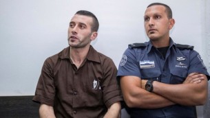 محمد خاروف (من اليسار)، من سكان نابلس، خلال جلسة لتمديد اعتقاله في محكمة الصلح في القدس، 2 أغسطس، 2017. (Yonatan Sindel/Flash90)