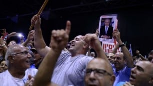 مناصرون لحزب ’الليكود’ في مظاهرة لدعم رئيس الوزراء بينيامين نتنياهو، الذي يواجه هو وزجته عددا من التحقيقات الجنائية، تل أبيب، 9 أغسطس، 2017. (Tomer Neuberg/Flash90)
