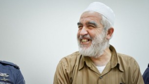 رئيس  الحركة الإسلامية الشمالية في إسرائيل، الشيخ رائد صلاح، يصل إلى محكمة ريشون لتسيون الجزئية في 15 أغسطس 2017. (Avi Dishi/Flash90)