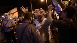 متظاهرون يشاركون في مظاهرة ضد الفساد الحكومي في بيتح تيكفا، 19 أغسطس، 2017. (Tomer Neuberg/Flash90)