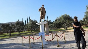 تمثال يصور قاضية المحكمة العليا ميريام ناؤور بالقرب من المحكمة العليا في القدس في 31 أغسطس / آب 2017. (Yonatan Sindel/Flash90)