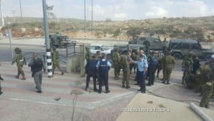 صورة للتوضيح: قوات إسرائيلية في موقع محاولة هجوم طعن مزعومة عند مفرق تبواح في الضفة الغربية، الأربعاء، 19 أكتوبر، 2016. (الشرطة الإسرائيلية)