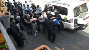 صورة توضيحية: القوات الإسرائيلية تعتقل محتجين فلسطينيين في وادي الجوز، بالقرب من البلدة القديمة في القدس، 21 يوليو، 2017. (Judah Ari Gross/Times of Israel)