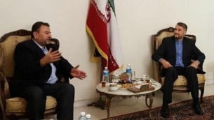 القيادي في حركة ’حماس’ صالح العاروري (من اليسار) يلتقي بالمسؤول الإيراني حسين أميرعبد اللهيان في لبنان، 1 أغسطس، 2017. (لقطة شاشة)