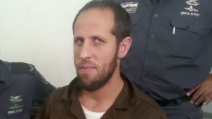 امجد جبارين يصل المحكمة المركزية في حيفا، حيث تم توجيه لائحة اتهام ضده لمساعدته منفذي هجوم الحرم القدسي في شهر يوليو، 24 اغسطس 2017 (Screen capture: Channel 10)