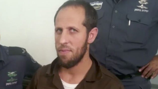 امجد جبارين يصل المحكمة المركزية في حيفا، حيث تم توجيه لائحة اتهام ضده لمساعدته منفذي هجوم الحرم القدسي في شهر يوليو، 24 اغسطس 2017 (Screen capture: Channel 10)