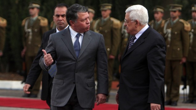 العاهل الاردني الملك عبد الله الثاني يلتقي برئيس السلطة الفلسطينية محمود عباس خلال زيارة الى رام الله، نوفمبر 2011 (Issam Rimawi/Flash90)