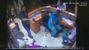 قريب أحد المرضى يستخدم سلاحه في قسم الطوارئ في مستشفى في مدينة جنين، 1 أغسطس، 2017. (Screenshot)