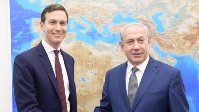 صهر الرئيس الأمريكي دونالد ترامب وكبير مستشاريه في شؤون الشرق الأوسط، جاريد كوشنر (من اليسار)، يلتقي برئيس الوزراء بينيامين نتنياهو في تل أبيب، 24 أفسطس، 2017. (Amos Ben Gershom/GPO) صهر الرئيس الأمريكي دونالد ترامب وكبير مستشاريه في شؤون الشرق الأوسط، جاريد كوشنر (من اليسار)، يلتقي برئيس الوزراء بينيامين نتنياهو في تل أبيب، 24 أفسطس، 2017. (Amos Ben Gershom/GPO)