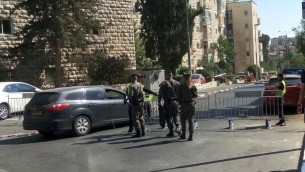 الشرطة تحرس خارج موكب الفخر في القدس، 3 اغسطس 2017 (Joshua Davidovich/Times of Israel)