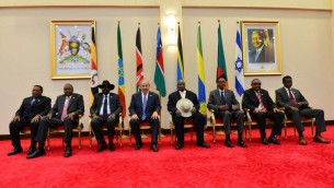رئيس الوزراء بنيامين نتنياهو يلتقي بقادة افريقيين في اوغندا، 4 يوليو 2016 (Kobi Gideon/GPO)