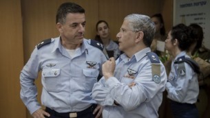 الميجر جنرال عميكام نوركين، من اليسار، يحل محل الميجر جنرال أمير إيشل قائدا لسلاح الجو الإسرائيلي في مراسم أجريت في مقر الجيش في تل أبيب، 10 أغسطس، 2017. (الجيش الإسرائيلي)