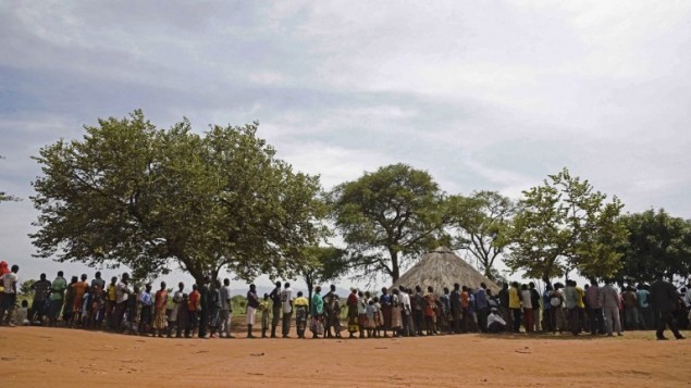 ينتظر اللاجئين الوافدين حديثا من جنوب السودان تسجيلهم في 11 أبريل / نيسان 2017 في مركز نغومورومو الحدودي الأوغندي ليتم نقلهم إلى مركز لإعادة التوطين. (AFP Photo/Isaac Kasamani)