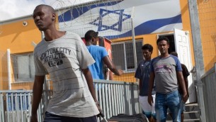 مهاجرون افارقة يحملون ممتلاكتهم بعد خروجهن من مركز الاحتجاز حولوت في صحراء النقب، 25 اغسطس 2015 (AFP PHOTO/MENAHEM KAHANA)