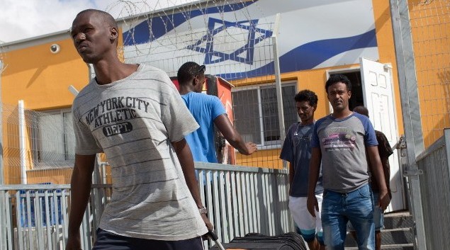 مهاجرون افارقة يحملون ممتلاكتهم بعد خروجهن من مركز الاحتجاز حولوت في صحراء النقب، 25 اغسطس 2015 (AFP PHOTO/MENAHEM KAHANA)