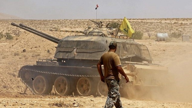 دبابة تحمل علما لمنظمة ’حزب الله’ في منطقة مدينة قارة في منطقة القلمون السورية، 28 أغسطس، 2017. (AFP Photo/Louai Beshara)